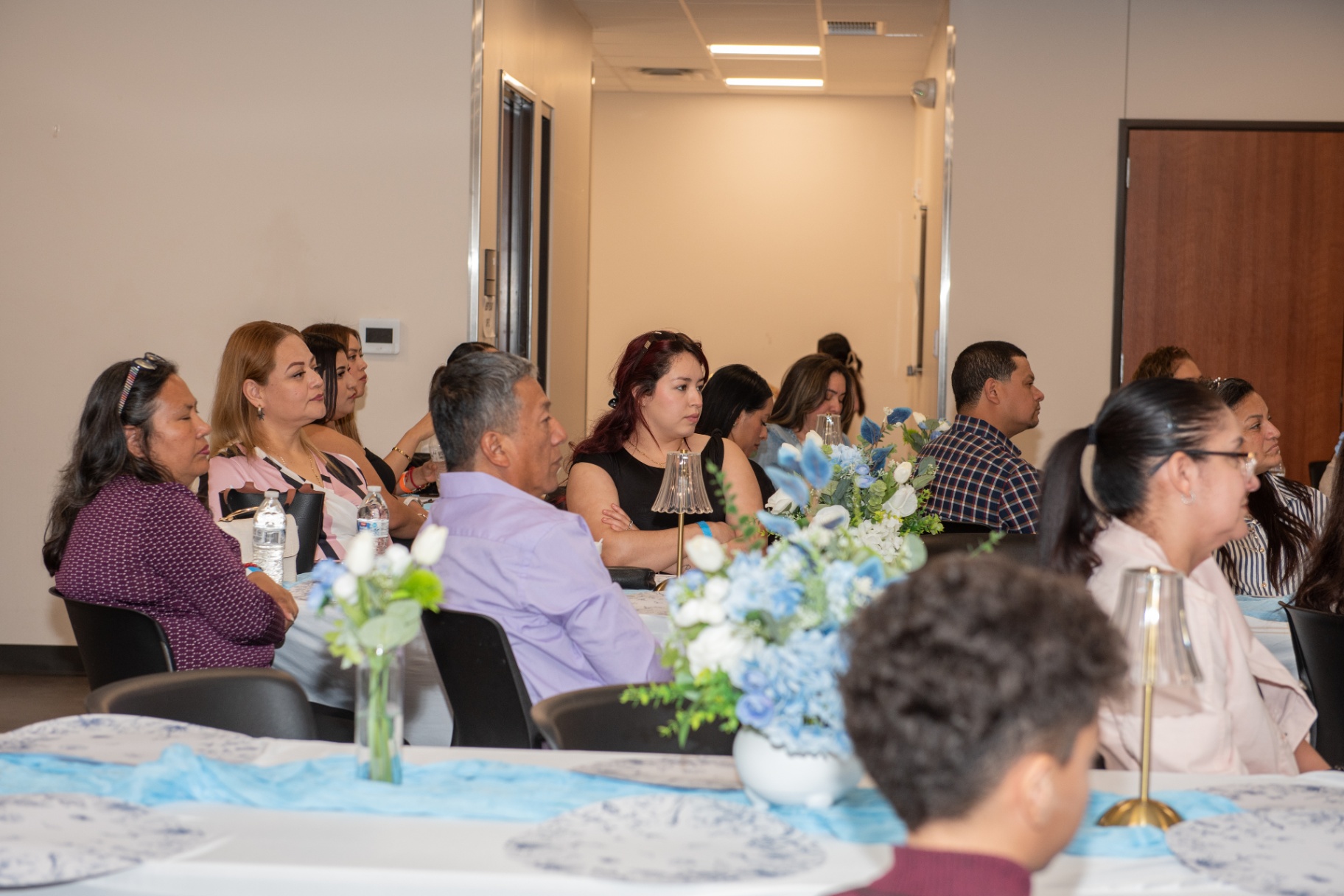 Mujeres compartiendo en el taller